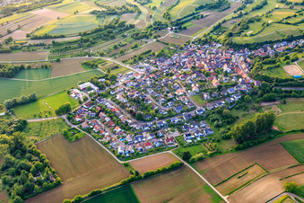 Vue aérienne de Vue du village viticole depuis le sud-est à le quartier Tutschfelden in Herbolzheim dans le département Bade-Wurtemberg, Allemagne
