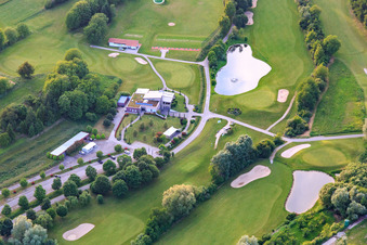 Vue aérienne de Club de golf Europa-Park Breisgau avec le restaurant Rebland à le quartier Tutschfelden in Herbolzheim dans le département Bade-Wurtemberg, Allemagne
