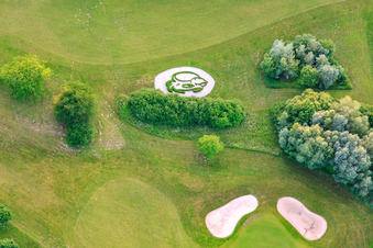 Vue aérienne de Haie en forme de tête d'oiseau au club de golf Europa-Park Breisgau à Herbolzheim dans le département Bade-Wurtemberg, Allemagne