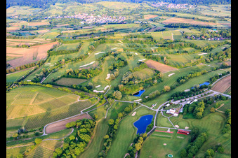 Vue aérienne de Club de golf Europa-Park Breisgau avec le restaurant Rebland à le quartier Tutschfelden in Herbolzheim dans le département Bade-Wurtemberg, Allemagne
