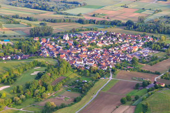 Vue aérienne de Vue du village depuis le nord à le quartier Tutschfelden in Herbolzheim dans le département Bade-Wurtemberg, Allemagne