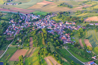 Vue aérienne de Vue du village depuis l'ouest à le quartier Ettenheimweiler in Ettenheim dans le département Bade-Wurtemberg, Allemagne