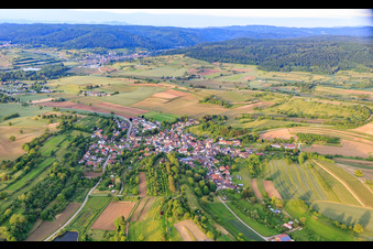 Vue aérienne de Vue du village depuis l'ouest à le quartier Ettenheimweiler in Ettenheim dans le département Bade-Wurtemberg, Allemagne