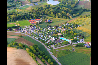 Vue aérienne de Campingpark Oase à la piscine extérieure et au club de tennis Carl-Hermann-Jäger Ettenheim eV à Ettenheim dans le département Bade-Wurtemberg, Allemagne