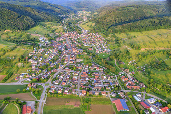 Vue aérienne de Vue du village d'Ettenbachtal depuis l'ouest à le quartier Münchweier in Ettenheim dans le département Bade-Wurtemberg, Allemagne