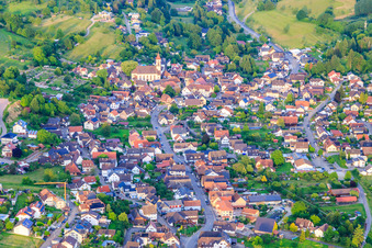 Vue aérienne de Vue du village d'Ettenbachtal avec l'église Sainte-Croix depuis l'ouest à le quartier Münchweier in Ettenheim dans le département Bade-Wurtemberg, Allemagne