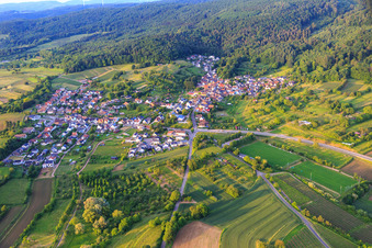 Vue aérienne de Vue du village depuis le sud-ouest à le quartier Wallburg in Ettenheim dans le département Bade-Wurtemberg, Allemagne