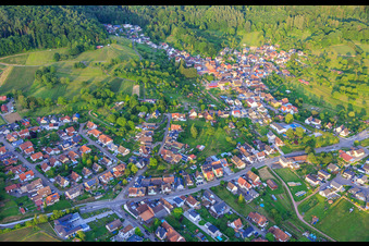 Vue aérienne de Vue du village depuis le sud-ouest à le quartier Wallburg in Ettenheim dans le département Bade-Wurtemberg, Allemagne