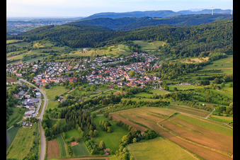 Vue aérienne de Vue du village depuis le sud à le quartier Schmieheim in Kippenheim dans le département Bade-Wurtemberg, Allemagne