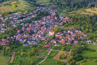Vue aérienne de Vue du village depuis le sud-ouest avec le château de Schmieheim à le quartier Schmieheim in Kippenheim dans le département Bade-Wurtemberg, Allemagne
