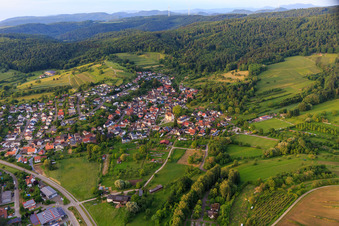 Vue aérienne de Vue du village depuis le sud-ouest avec le château de Schmieheim à le quartier Schmieheim in Kippenheim dans le département Bade-Wurtemberg, Allemagne