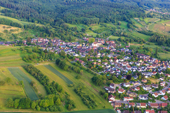 Vue aérienne de Vue du village depuis le nord à le quartier Schmieheim in Kippenheim dans le département Bade-Wurtemberg, Allemagne