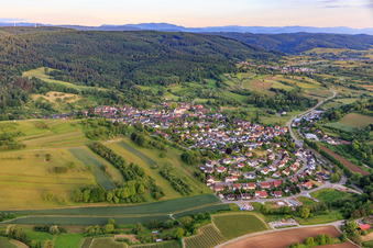 Vue aérienne de Vue du village depuis le nord à le quartier Schmieheim in Kippenheim dans le département Bade-Wurtemberg, Allemagne