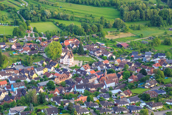 Vue aérienne de Vue du village depuis le nord-ouest avec le château de Schmieheim à le quartier Schmieheim in Kippenheim dans le département Bade-Wurtemberg, Allemagne