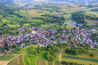 Vue aérienne de Vue du village depuis le nord-ouest avec le château de Schmieheim à le quartier Schmieheim in Kippenheim dans le département Bade-Wurtemberg, Allemagne