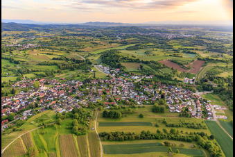 Vue oblique de Vue du village depuis le nord-ouest avec le château de Schmieheim à le quartier Schmieheim in Kippenheim dans le département Bade-Wurtemberg, Allemagne