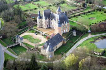 Vue aérienne de Complexe du château du château Le Château de Semur-en-Vallon à Semur-en-Vallon dans le département Sarthe, France