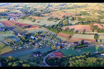 Photographie aérienne de Campingpark Oase à la piscine extérieure et au club de tennis Carl-Hermann-Jäger Ettenheim eV à Ettenheim dans le département Bade-Wurtemberg, Allemagne