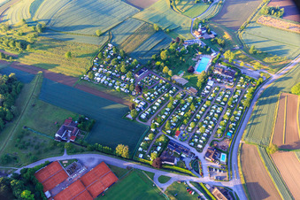 Vue oblique de Campingpark Oase à la piscine extérieure et au club de tennis Carl-Hermann-Jäger Ettenheim eV à Ettenheim dans le département Bade-Wurtemberg, Allemagne