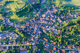 Vue aérienne de Centre du village à le quartier Ettenheimweiler in Ettenheim dans le département Bade-Wurtemberg, Allemagne