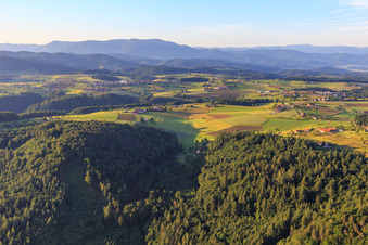 Vue aérienne de Hameau sur le plateau de la Forêt-Noire à le quartier Ottoschwanden in Freiamt dans le département Bade-Wurtemberg, Allemagne