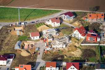 Sur la haute piste à Kandel dans le département Rhénanie-Palatinat, Allemagne du point de vue du drone