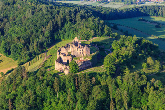 Vue aérienne de Ruines de la forteresse de Hochburg près de Emmendingen depuis le nord à le quartier Windenreute in Emmendingen dans le département Bade-Wurtemberg, Allemagne