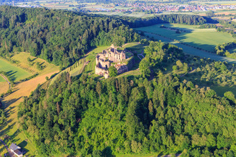 Vue aérienne de Ruines de la forteresse de Hochburg près de Emmendingen depuis le nord à le quartier Windenreute in Emmendingen dans le département Bade-Wurtemberg, Allemagne