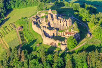 Vue oblique de Ruines de la forteresse de Hochburg près de Emmendingen depuis le nord à le quartier Windenreute in Emmendingen dans le département Bade-Wurtemberg, Allemagne