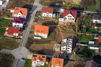 Sur la haute piste à Kandel dans le département Rhénanie-Palatinat, Allemagne d'un drone