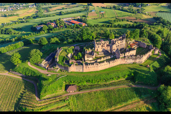 Vue oblique de Ruines de la forteresse de Hochburg près de Emmendingen depuis l'est à le quartier Windenreute in Emmendingen dans le département Bade-Wurtemberg, Allemagne