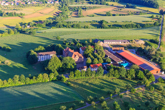 Vue aérienne de Hofgut Domäne Hochburg et salle d'information dans la tour fortifiée à le quartier Windenreute in Emmendingen dans le département Bade-Wurtemberg, Allemagne