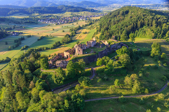 Vue aérienne de Ruines de la forteresse de Hochburg près de Emmendingen depuis l'ouest à le quartier Windenreute in Emmendingen dans le département Bade-Wurtemberg, Allemagne