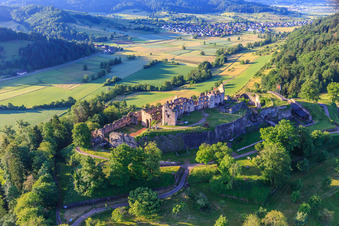 Vue aérienne de Ruines de la forteresse de Hochburg près de Emmendingen depuis l'ouest à le quartier Windenreute in Emmendingen dans le département Bade-Wurtemberg, Allemagne