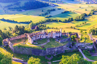 Photographie aérienne de Ruines de la forteresse de Hochburg près de Emmendingen depuis l'ouest à le quartier Windenreute in Emmendingen dans le département Bade-Wurtemberg, Allemagne