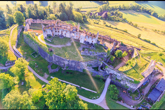 Vue oblique de Ruines de la forteresse de Hochburg près de Emmendingen depuis l'ouest à le quartier Windenreute in Emmendingen dans le département Bade-Wurtemberg, Allemagne
