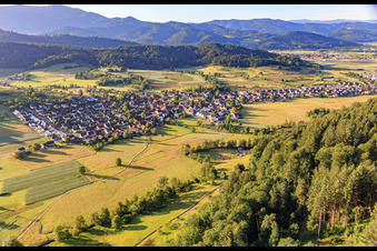 Vue aérienne de Vue du village depuis le nord-ouest à Sexau dans le département Bade-Wurtemberg, Allemagne