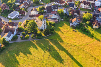Vue aérienne de Église du village le matin à Sexau dans le département Bade-Wurtemberg, Allemagne