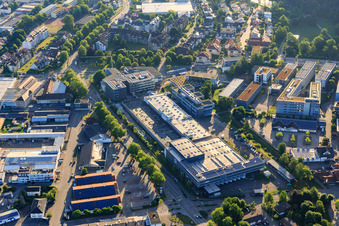 Vue aérienne de Zone industrielle avec SICK AG à Waldkirch dans le département Bade-Wurtemberg, Allemagne