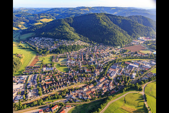 Vue aérienne de Vue d'ensemble de la ville depuis le sud à le quartier Kollnau in Waldkirch dans le département Bade-Wurtemberg, Allemagne