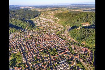 Vue aérienne de Vue d'ensemble de la ville depuis le nord-est à Waldkirch dans le département Bade-Wurtemberg, Allemagne