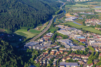 Vue aérienne de Zone industrielle avec SICK AG vue de l'est à Waldkirch dans le département Bade-Wurtemberg, Allemagne