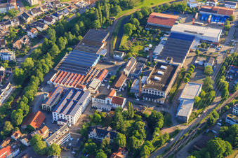 Vue aérienne de Zone industrielle au Gewerbekanal avec Ganter Interior GmbH - entrepreneur général pour l'aménagement intérieur, Tobias Brüsch et Moto-Thek entrepôt ventes à le quartier Kollnau in Waldkirch dans le département Bade-Wurtemberg, Allemagne