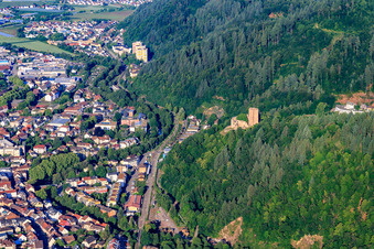 Vue aérienne de Ruines de Kastelburg vues de l'est à Waldkirch dans le département Bade-Wurtemberg, Allemagne