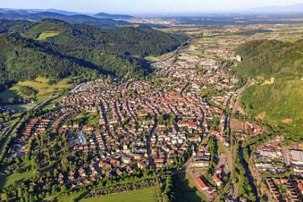 Vue aérienne de Vue de la ville dans la vallée de l'Elz depuis le nord-est à Waldkirch dans le département Bade-Wurtemberg, Allemagne