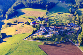Vue aérienne de Elztalhotel avec piscine intérieure ronde à le quartier Rüttlersberg in Winden im Elztal dans le département Bade-Wurtemberg, Allemagne