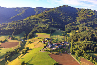 Vue aérienne de Hôtel Elztal sous la chapelle de pèlerinage « Notre-Dame de Hörnleberg » à le quartier Rüttlersberg in Winden im Elztal dans le département Bade-Wurtemberg, Allemagne