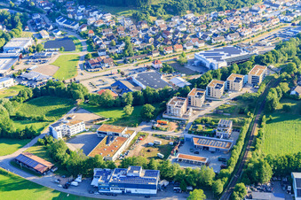 Vue aérienne de Zone commerciale Weilertalstraße avec TEAM GRÜN Furtner-Althaus Garden and Landscape Construction GmbH et Obere Metzgerei Franz Winterhalter GmbH à Elzach dans le département Bade-Wurtemberg, Allemagne