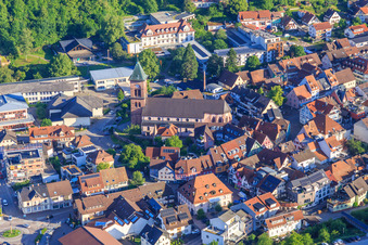 Vue aérienne de Église Saint-Nicolas dans la vieille ville historique à Elzach dans le département Bade-Wurtemberg, Allemagne
