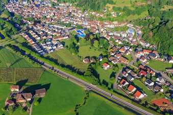Vue aérienne de Vue du village dans la vallée de l'Elz depuis le nord-est à le quartier Wellishöfe in Elzach dans le département Bade-Wurtemberg, Allemagne